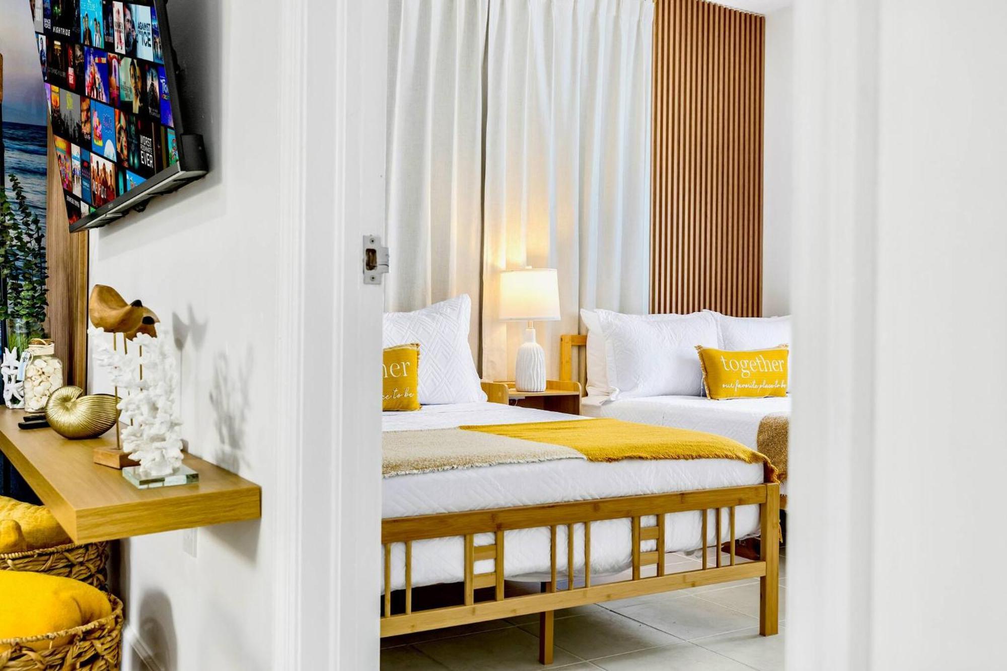 Beachy Living |sleep 8 Location | Bbq & Patio *