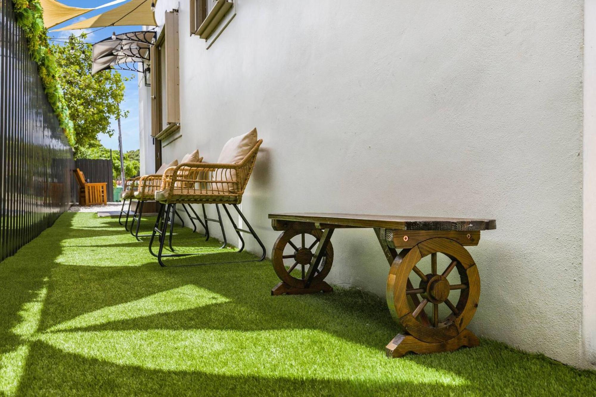 Beachy Living |sleep 8 Location | Bbq & Patio Apartment *