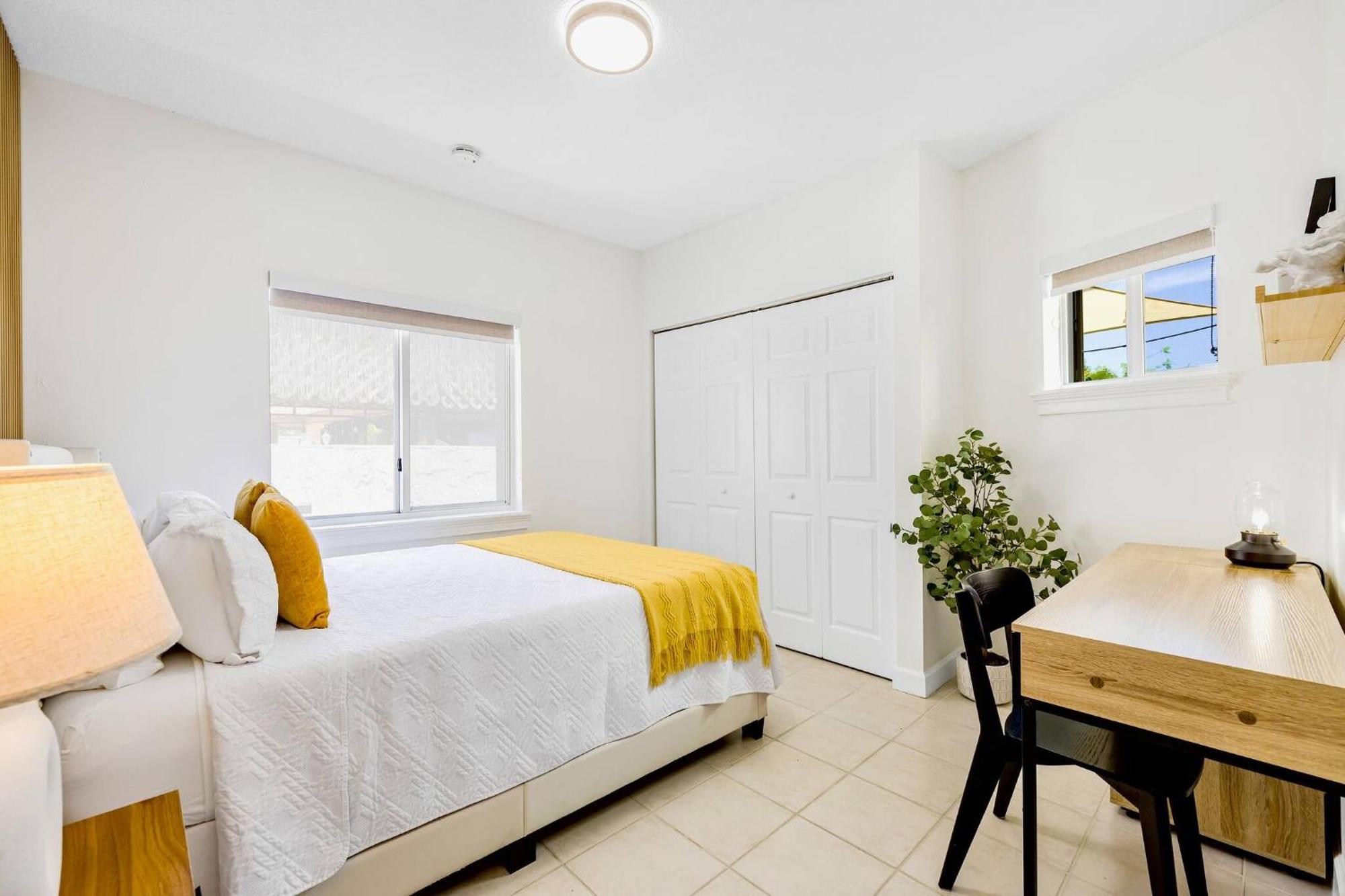 Beachy Living |sleep 8 Location | Bbq & Patio