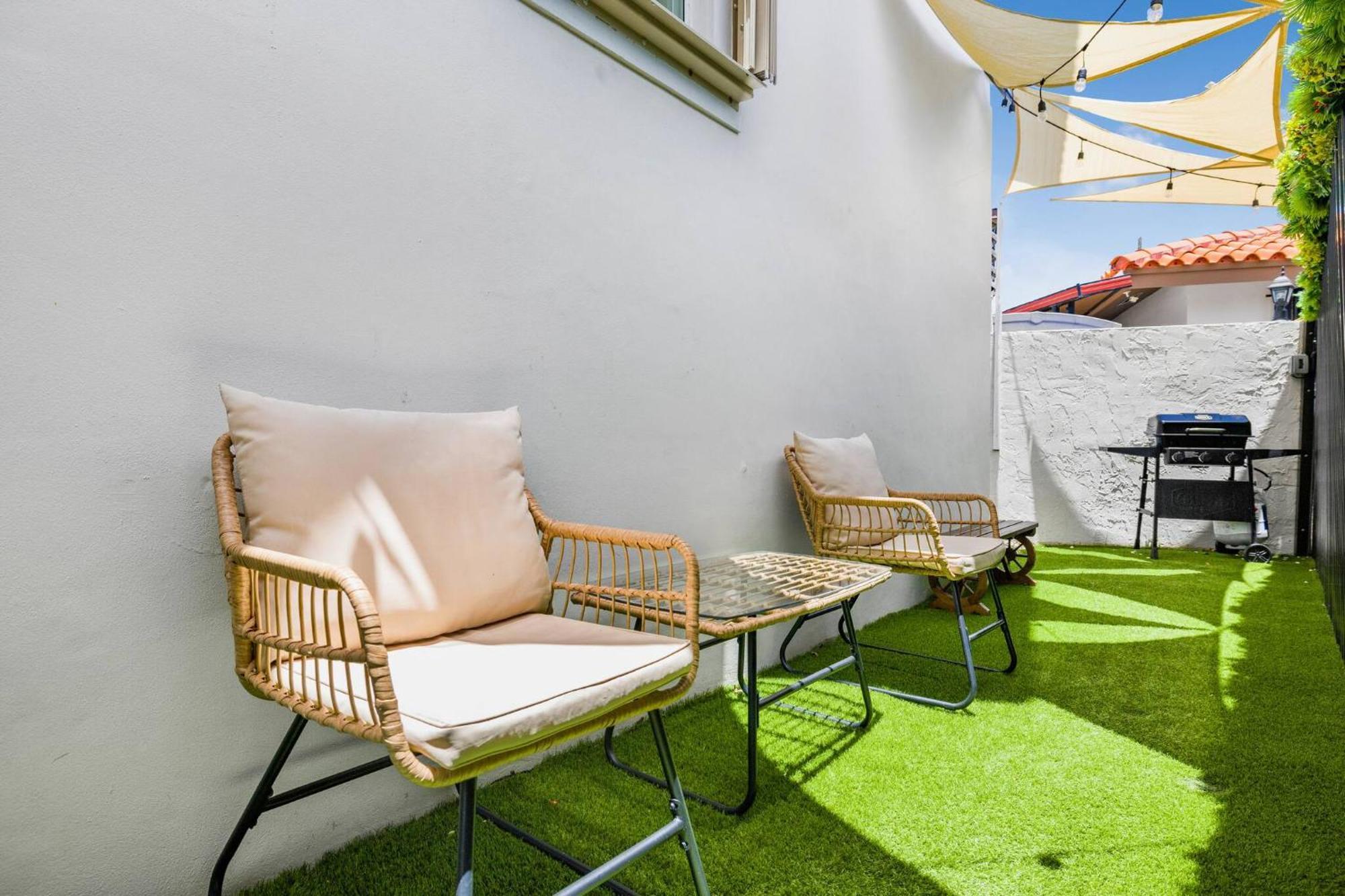 Beachy Living |sleep 8 Location | Bbq & Patio